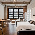 Lit escamotable king size urbain blanc lustré dans un loft.
